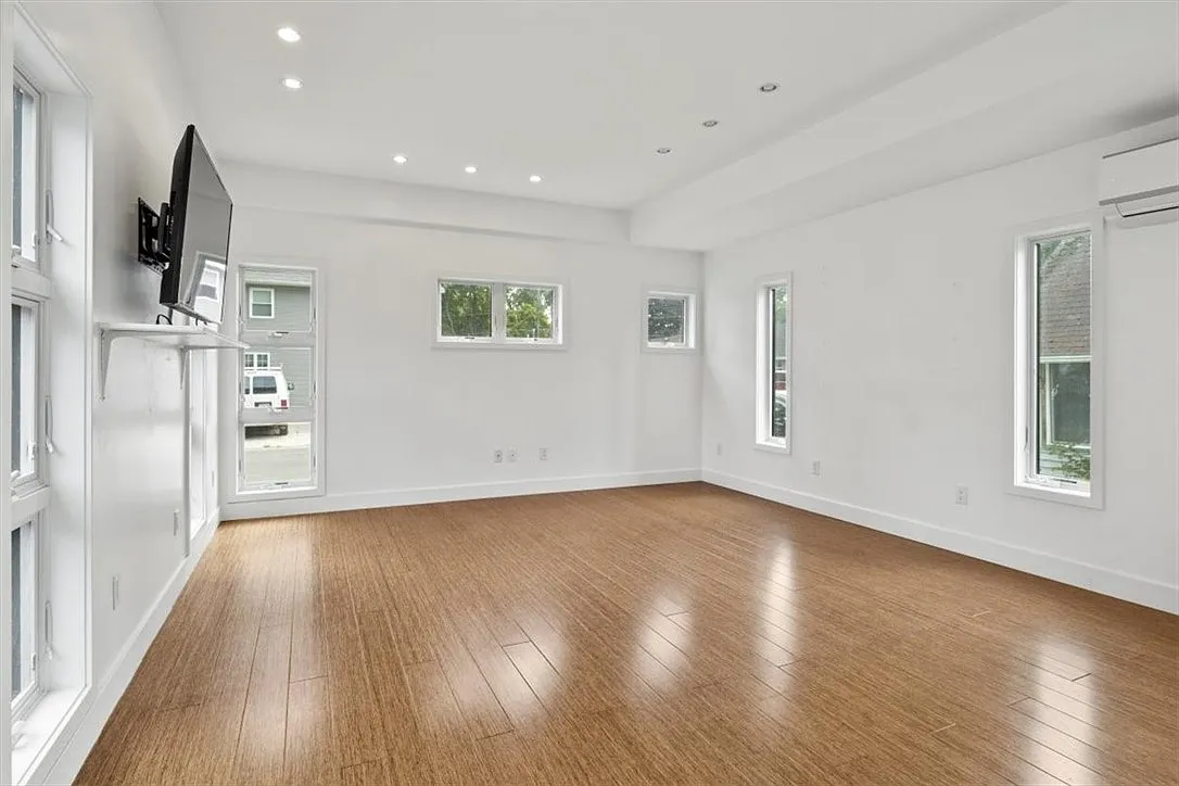 2 bed, 1.0 bath, 1177 sqft, $2,600 — Photo 4