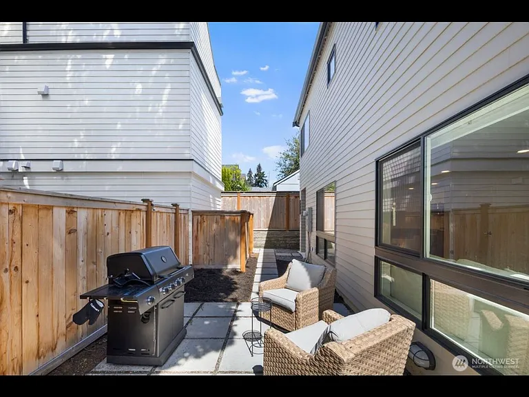 4028 5th Ave NE — Photo 20