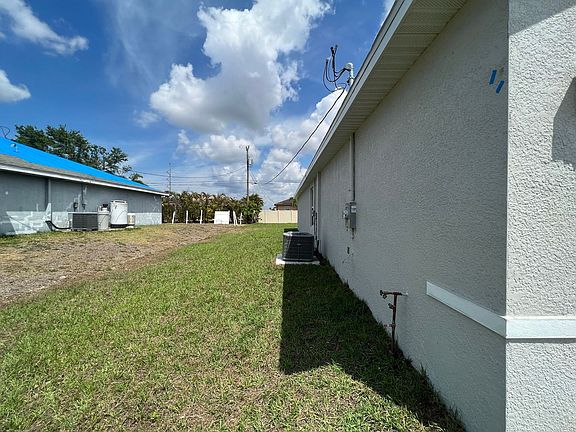 4th image of 411 NW 7th Ter
