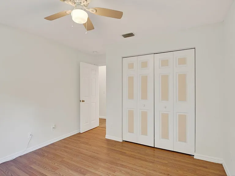 590 6th St NE — Photo 9
