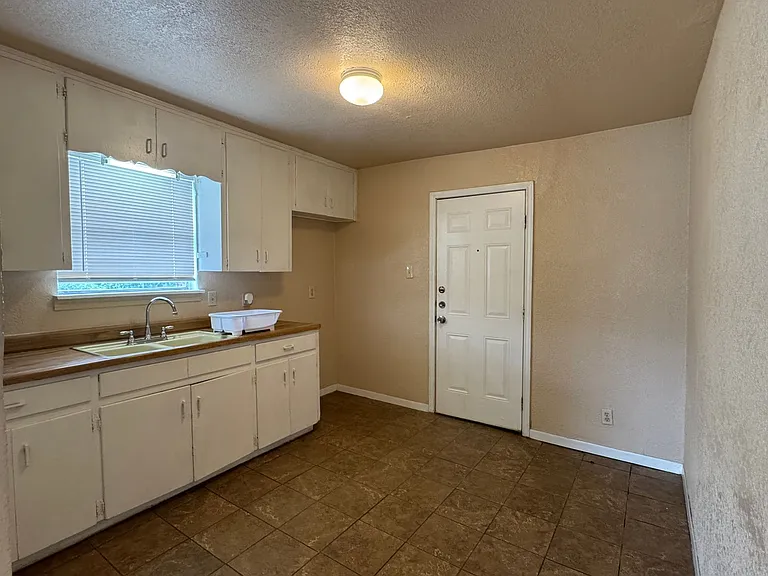675 W Pyron Ave — Photo 2