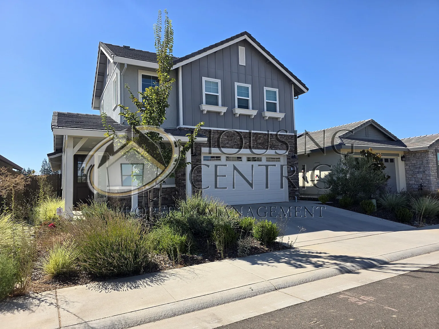 4 bed, 2.5 bath, 2353 sqft, $4,200 — Photo 3