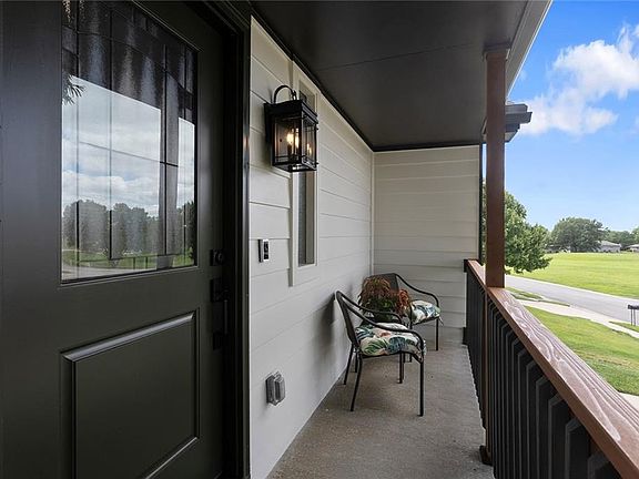 3rd image of 300 NW Arbor Dr