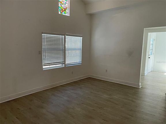 5th image of 114 W Amelia Ave