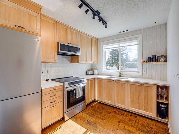 4th image of 308 S Cedar Cres SW #2