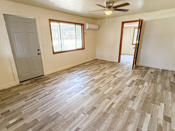 1104 E Main St