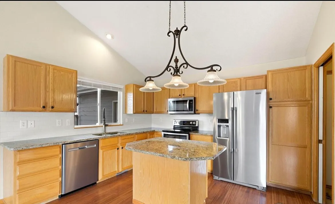 4 bed, 2748 sqft, $2,800 — Photo 3