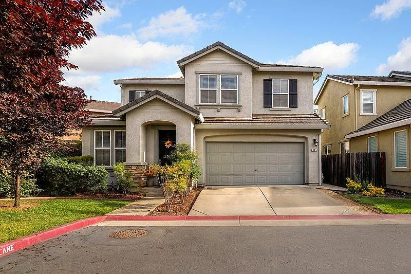 945 Courtyards Loop photo 1