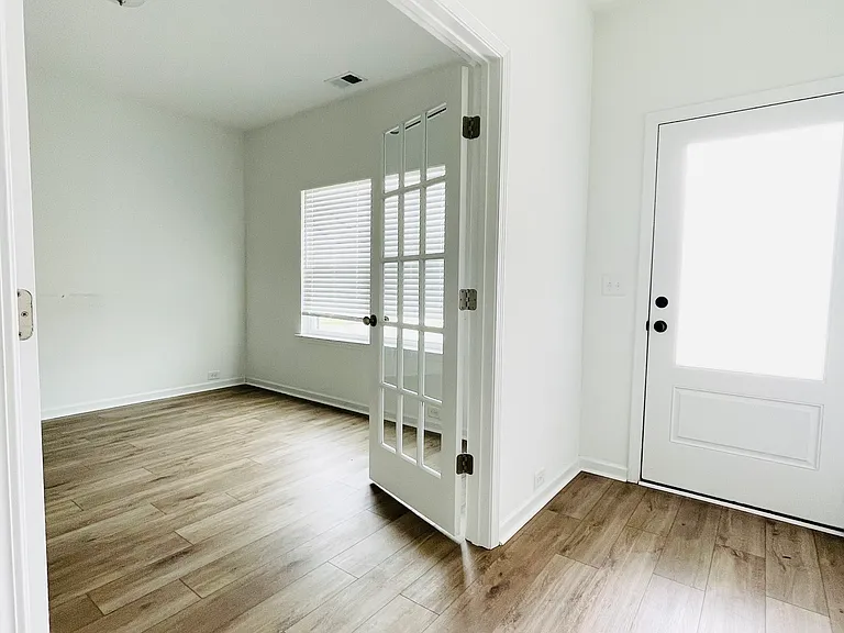 313 Winston Way — Photo 3