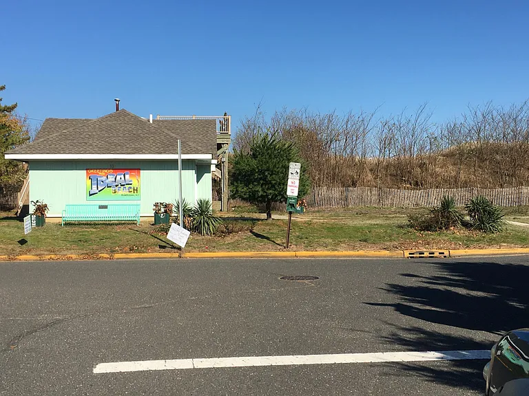 entrance to ideal beach 2 blocks away