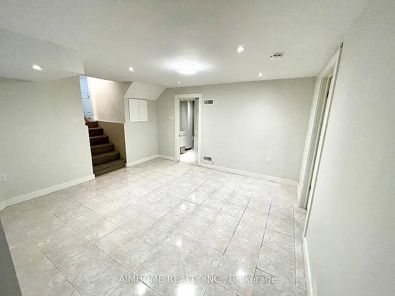 4090 Woodington Dr #LOWER — Photo 4