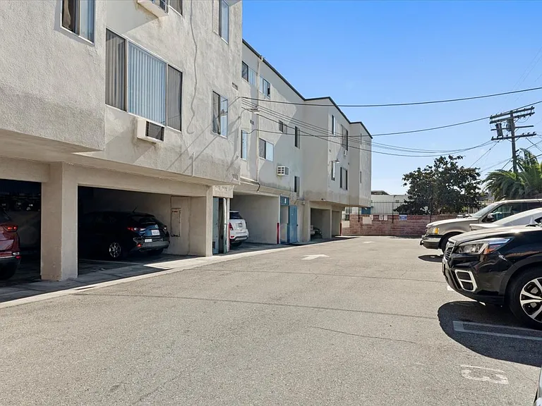 2233 S Ridgeley Dr #301 — Photo 14