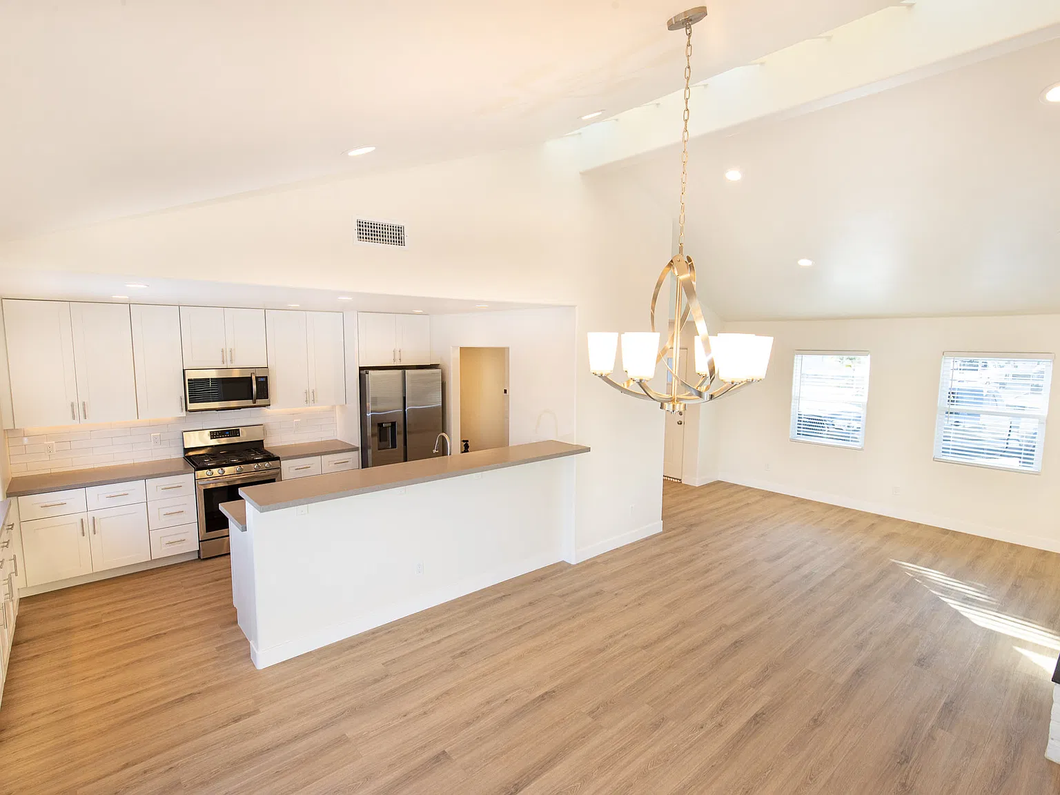 3 bed, 1300 sqft, $4,995 — Photo 2