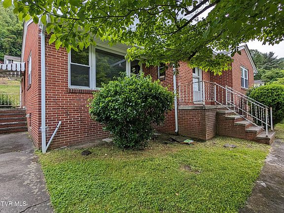 4th image of 1084 Russell Hill St