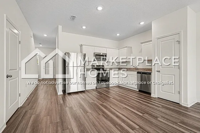 11916 Sylvia St — Photo 7