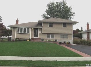 6 Spector Ln, Plainview, NY 11803