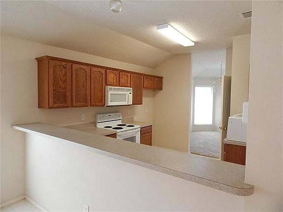 4th image of 2836 Goldfinch Dr