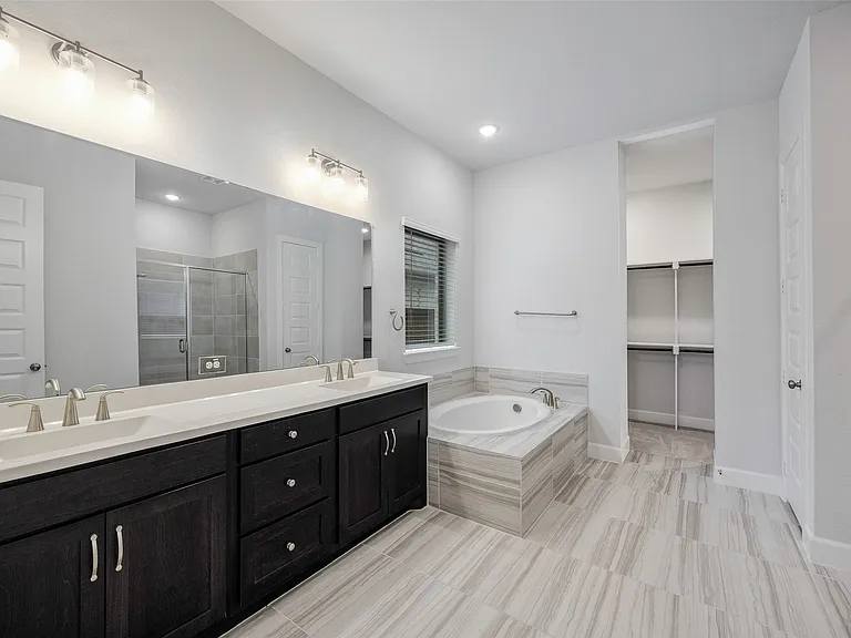 Master Bath / Bathroom 1