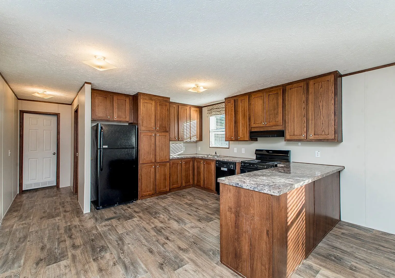 Located off of Strawberry Lane in Albany! Cozy 3-Bed, 2-Bathroom Trailer Home for Rent! — Photo 2