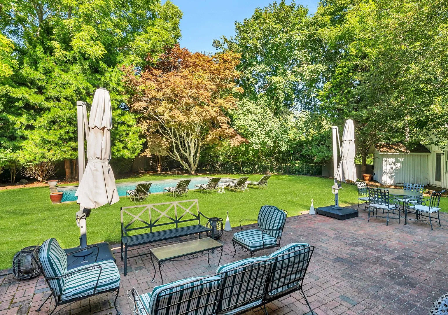 Classic shingle-style home, private, heated pool, close to beach — Photo 3