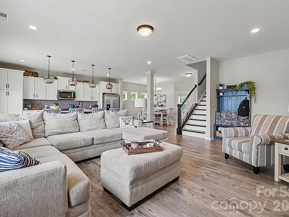 3rd image of 2334 Waverly Dr