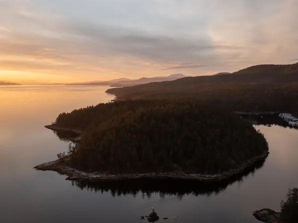 B Turnagain Is, Halfmoon Bay, BC V7Z 1B7