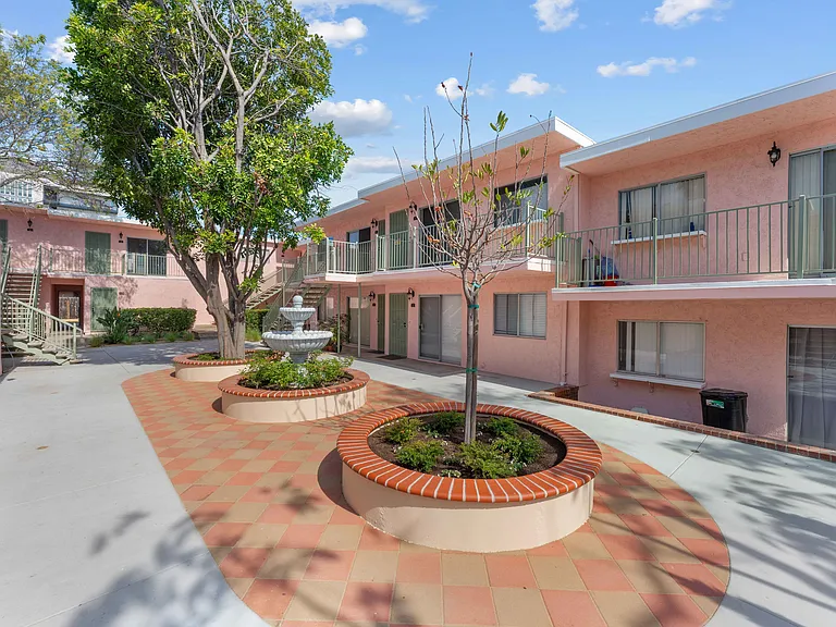 Valeria Apartments — Photo 1