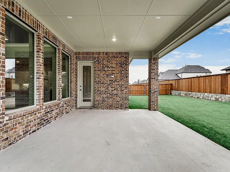 810 Elm Park Dr — Photo 4