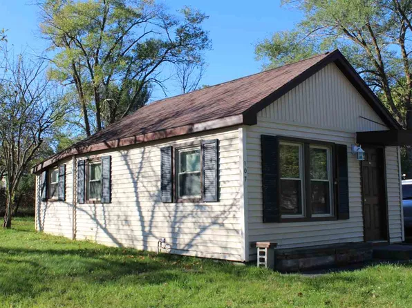 107 Cherry St, Houghton Lake, MI 48629