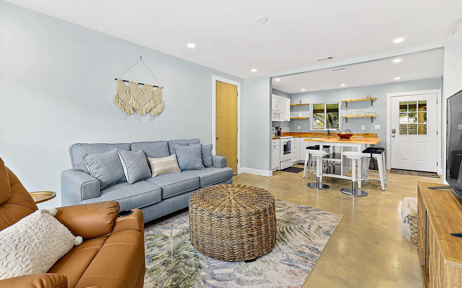 2 bed, 1.0 bath, 990 sqft, $4,506 — Photo 2