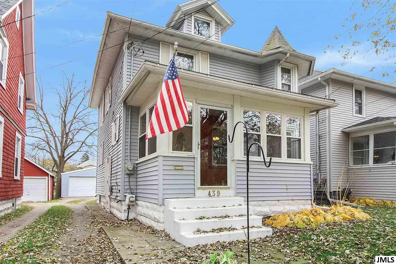 439 N Pleasant St photo 1