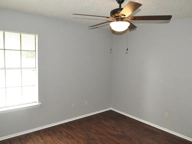 220 Joyce St — Photo 7
