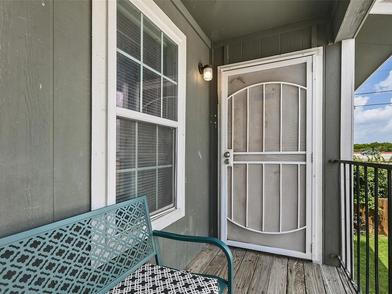 2 bed, 1.0 bath, 748 sqft, $1,095 — Photo 2