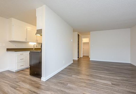 2nd image of 425 Malden Ave E APT 104