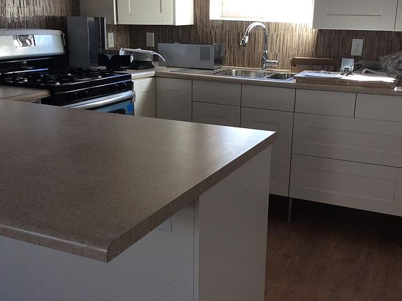 Full sized kitchen with breakfast bar