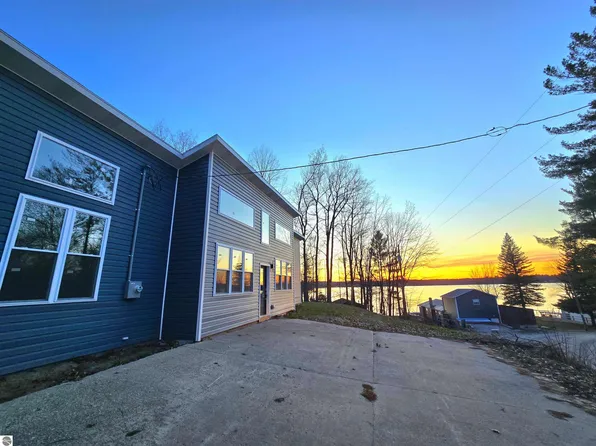 14233 Lake St, Leroy, MI 49655