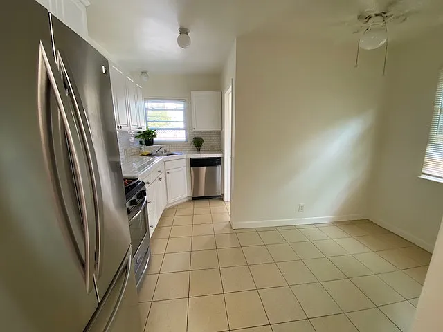 935 Victoria Ave — Photo 2