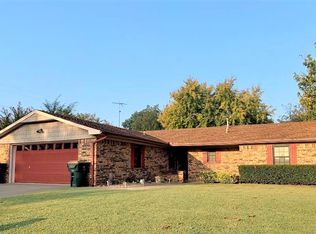 3110 Heatherwood Dr, Chickasha, OK 73018