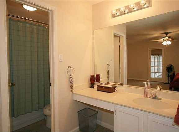 5th image of 216 Old Oaks St