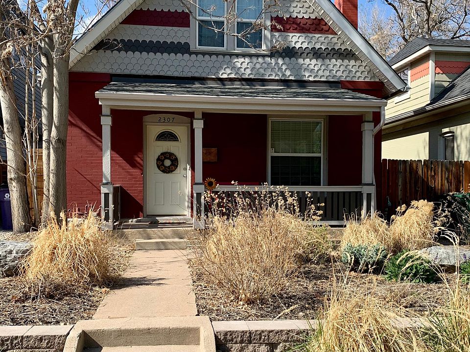 Xeriscaped front yard w drip irrigation system