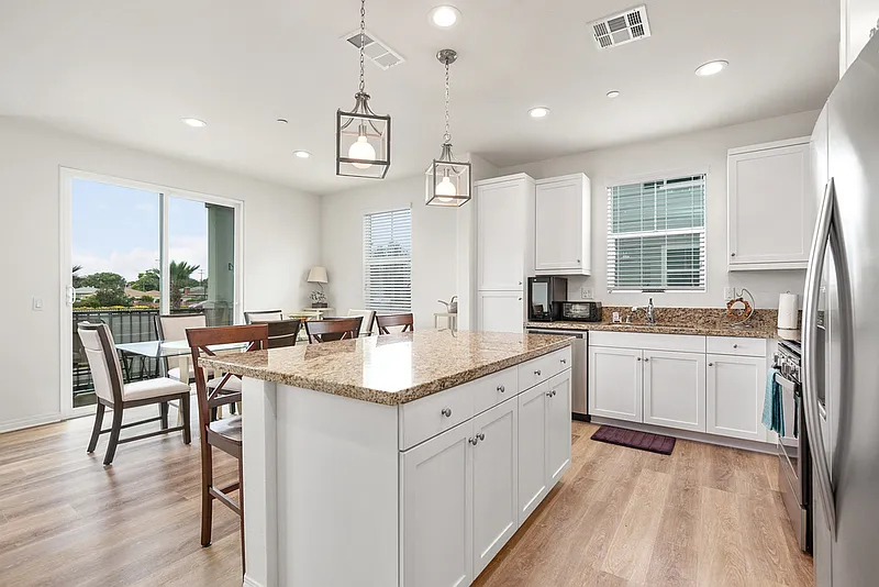 3 bed, 2.5 bath, $5,625 — Photo 4