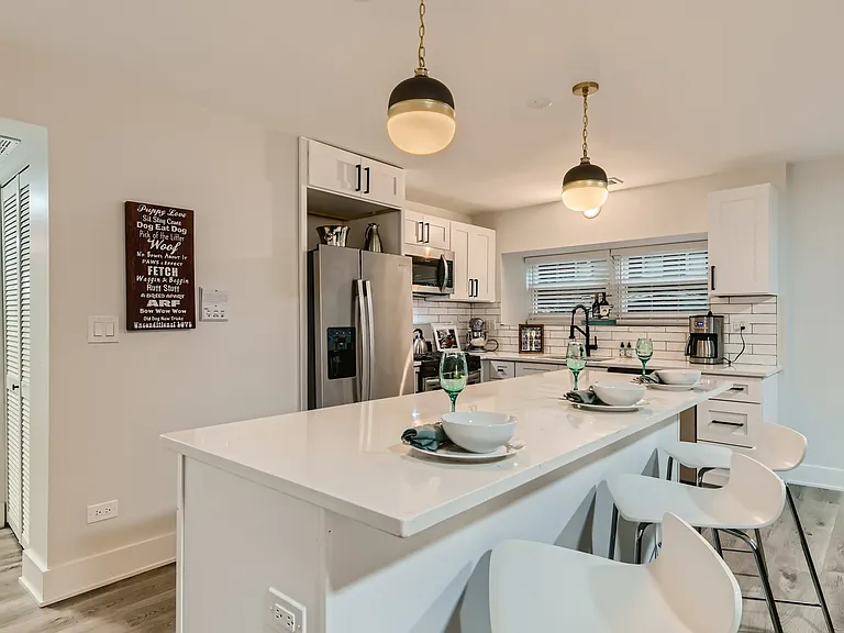 1351 W Balmoral Ave #G — Photo 11