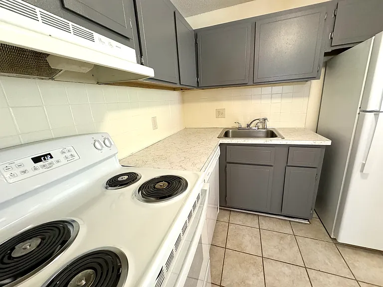 50L English Village Rd #201 — Photo 6