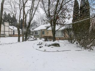 5148 Woodrun Ct, West Bloomfield, MI 48323