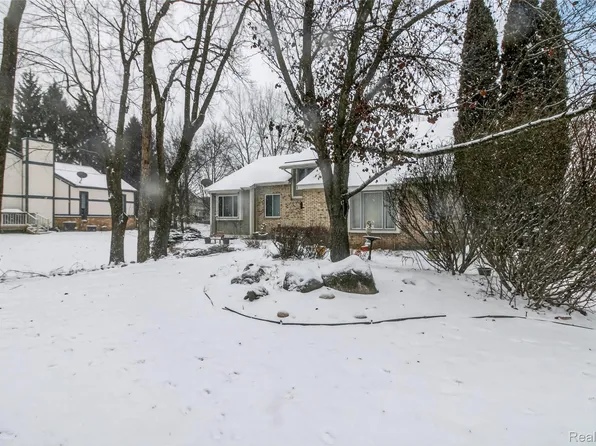 5148 Woodrun Ct, West Bloomfield, MI 48323