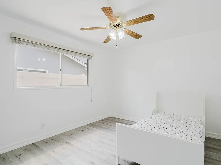 22515 Haynes St — Photo 22