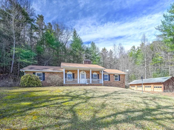 4886 Green River Rd, Zirconia, NC 28790