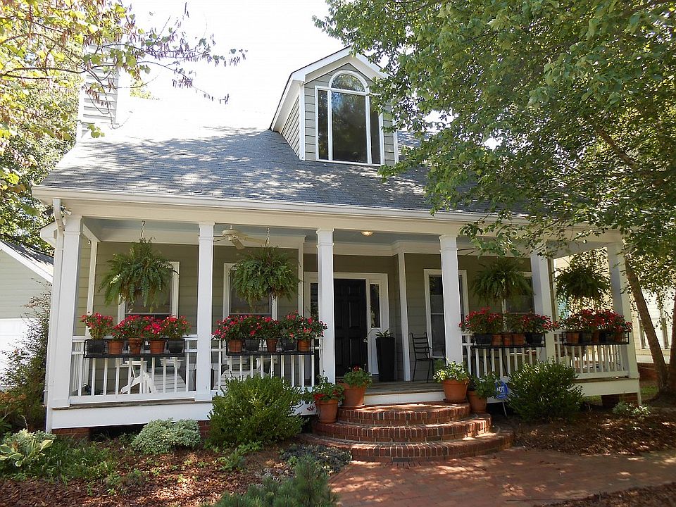 Great Decatur bungalow in Rosewalk neighborhood. Oakhurst elementary. Decatur's schools are award winning!