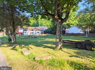 4 & 5 Jollywood Rd, Falling Waters, WV 25419