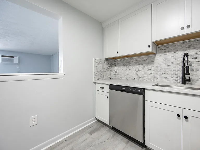 26 Williamsburg Ct #4 — Photo 4